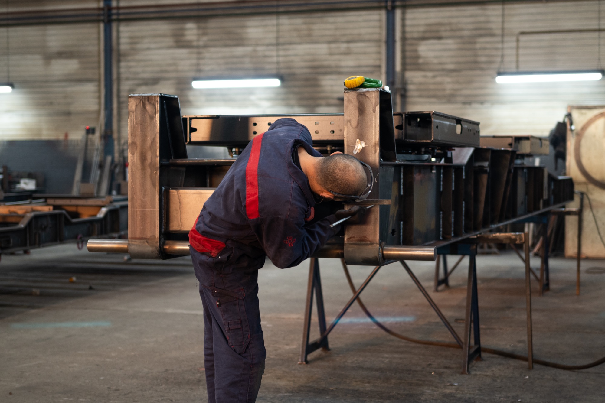 Medewerker van GS Meppel last aan het onderstel van een aanhangwagen