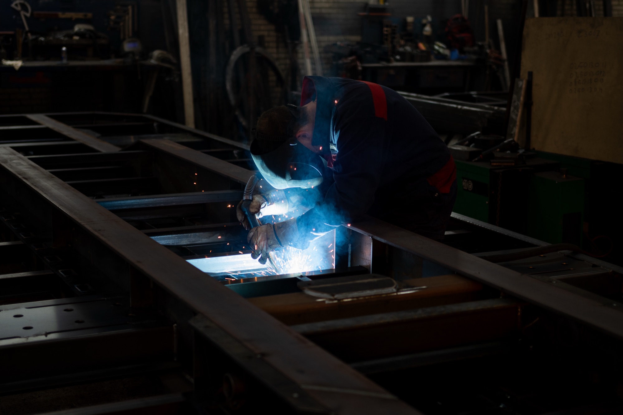 Lasser van GS Meppel aan het werk tussen de stalen frames